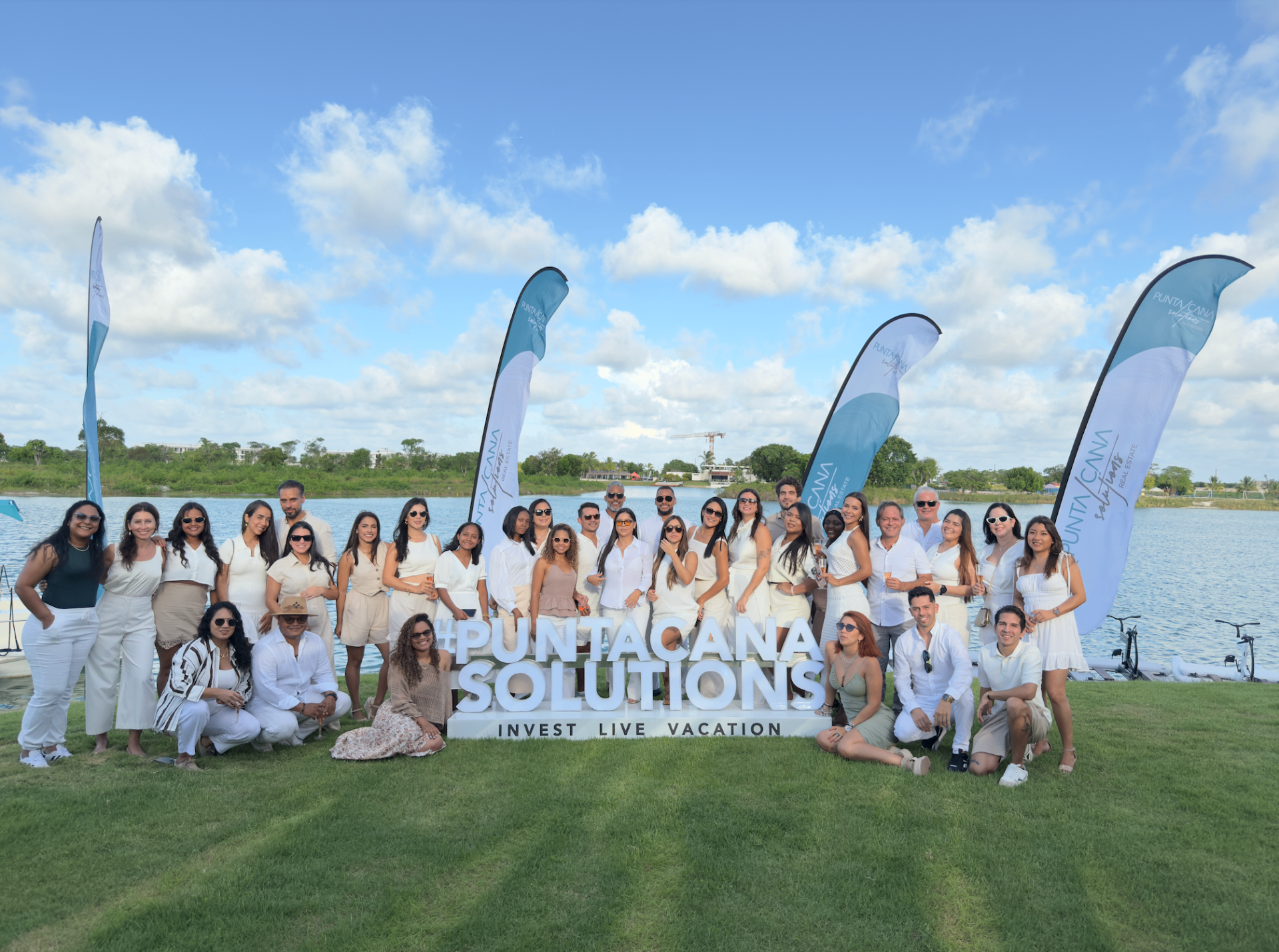 Equipo de asesores de Solutions Real Estate Group en evento Open House Punta Cana